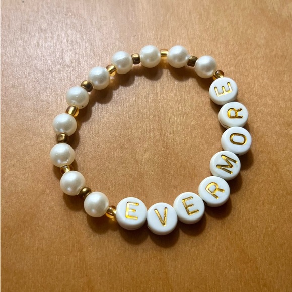 Taylor Swift Evermore beaded gold and pearl friendship bracelet - Picture 2 of 3